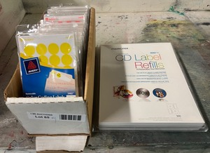 lot 7085 image: Colored dotsstickers