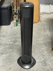 lot 9 image: Holmes Oscillating Tower Fan