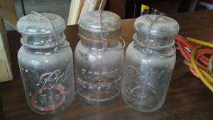 lot 725 image: Quart Jars, Clear with Blue Covers..