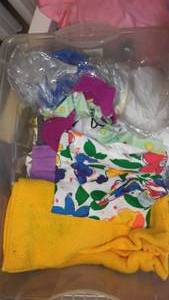 lot 942 image: Covered tote, 24 gal. with fabric remnants.