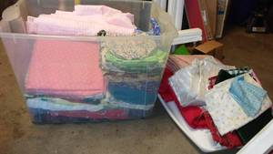 lot 944 image: Covered tote, 24 gal. with fabric remnants.