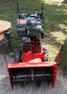 lot 962 image: Toro Power Shift 824 Snow Blower.