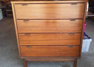 lot 736 image: Vintage Dresser, 4 drawers.