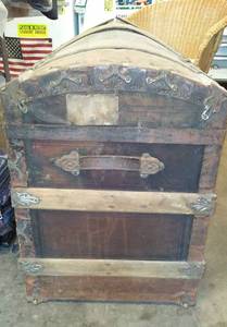 lot 738 image: Vintage Steamer Trunk.