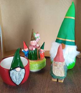 lot 742 image: Gnomes (4)