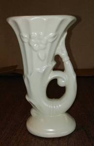 lot 758 image: Vintage USA Cornucopia Vase.