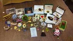 lot 764 image: Vintage Broches, pins, tie tacks.