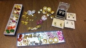 lot 765 image: Vintage Clip-on Earrings..