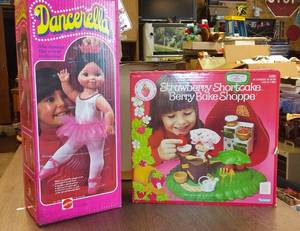 lot 772 image: Vintage Dancer Ella and Strawberry Shortcake Berry Bake Shoppe.