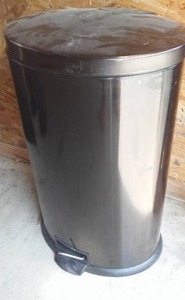 lot 7 image: Trash can.
