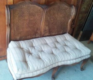lot 10 image: Wicker Bench.