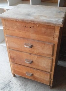 lot 11 image: Vintage Nightstand.