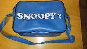 lot 810 image: Vintage Blue Snoopy Carry Bag with Books (2)