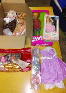 lot 811 image: Vintage Barbie, Billie and clothing.