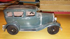 lot 818 image: Vintage Hubley Toy Metal Roadster.