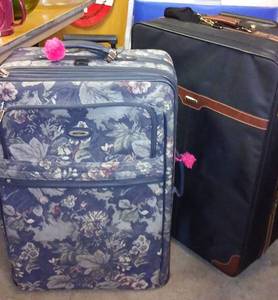 lot 834 image: Suitcase set (2)