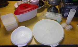 lot 843 image: Assorted Tupperware.