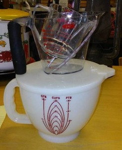 lot 847 image: Tupperware measuring cup and more.