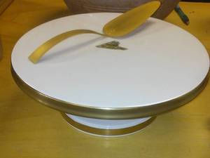 lot 851 image: Ernest Sohn Cake Plater.