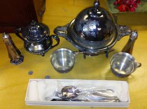 lot 861 image: Vintage Silverplated pieces.