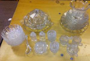 lot 862 image: Vintage Clear Glass serving pieces.