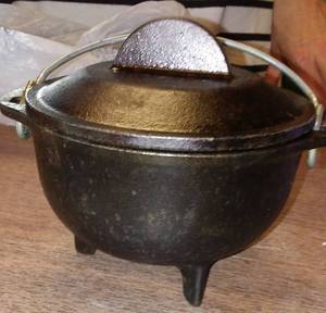 lot 869 image: Lodge cast iron 3 footed pot.