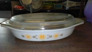 lot 871 image: Vintage Pyrex 1.5 quart divided covered baking dish.