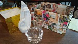 lot 884 image: Glass Home Dcor.