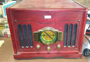 lot 887 image: Lee Tac Combination Turntable, AMFM Radio, with CD player