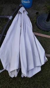 lot 48 image: Outdoor Umbrella and base (2)