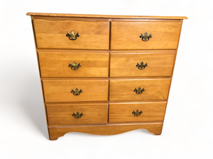 lot 1 image: 8 Drawer Dresser