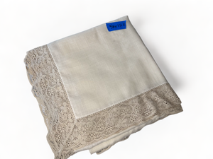 lot 9 image: 1 New Damask Cloth Aster Table Cloth - 58 x 88 & 1 White Laced Edged Table Cloth - 56 x 120 - Cream