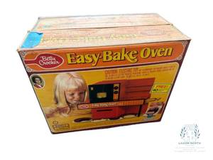 lot 73 image: Vintage 1973 Betty Crocker Easy-Bake Oven