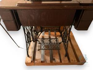 lot 66 image: Vintage, Antique Singer Sewing Machine Cabinet 1921
