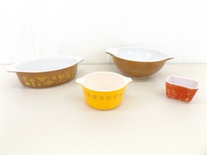 lot 8 image: 4 Pieces of Misc Pyrex