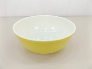 lot 9 image: Like New Pyrex Yellow 4qt Mixing Bowl