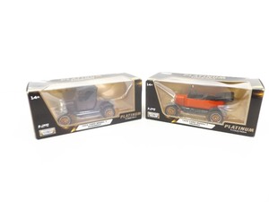 lot 19 image: 2 Motor Max 124 Scale Platinum 1925 Ford Model T Die Cast Cars
