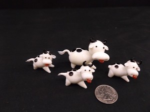 lot 43 image: Lot of CA-UTE Blown Glass Cows