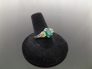 lot 68 image: .925 Sterling Silver Emerald and Peridot Crystal Ring Size 9