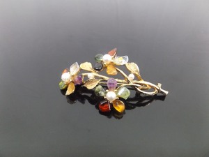 lot 77 image: Vintage Gold Toned Capri Flower Brooch