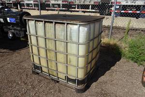 lot 679 image: 275 Gallon Plastic Tank with Metal Cage