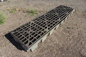 lot 677 image: Gator 28704 4 Drum In Line Spill Control Pallet