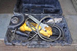 lot 694 image: DeWalt D28402 4-12 Angle Grinder