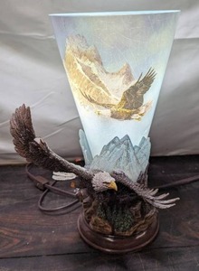 lot 41 image: Lamp With Eagle