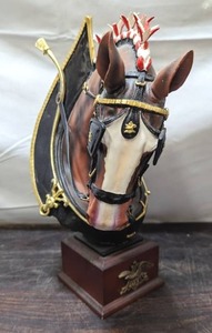 lot 51 image: Bradford Exchange The Budweiser Majestic Clydesdale Masterpiece Sculpture