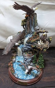 lot 55 image: Bradford Exchange Mountain Top Majesty Sculpture
