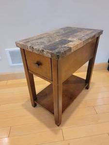 lot 21 image: Breegin Chairside End Table