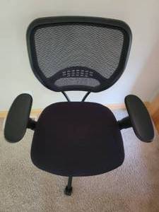 lot 81 image: Office Star Desk Chair