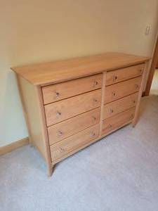 lot 31 image: Eight Drawer Contemporary Dresser