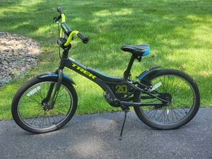lot 35 image: Trek 20 Kids Bike - Neon Yellow